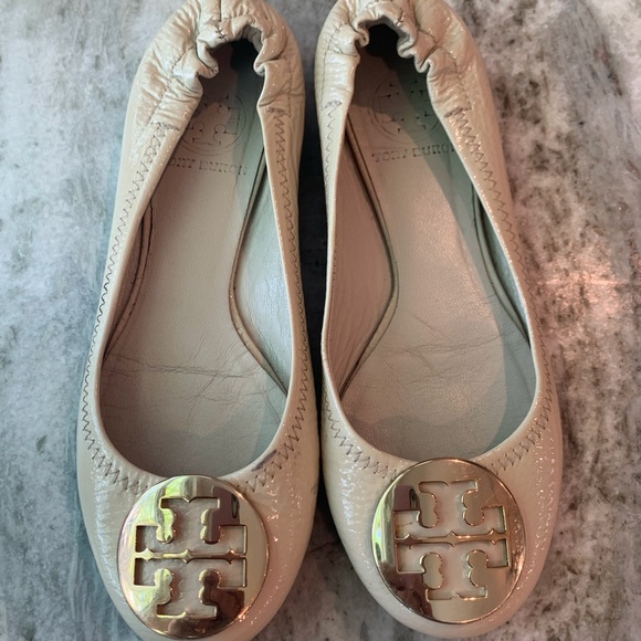 Tory Birch Cream Patent Reva Leather Ballet Flats - Picture 2 of 8